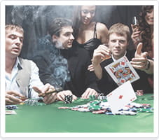 Spieler sitzen am Casinotisch und spielen Karten.